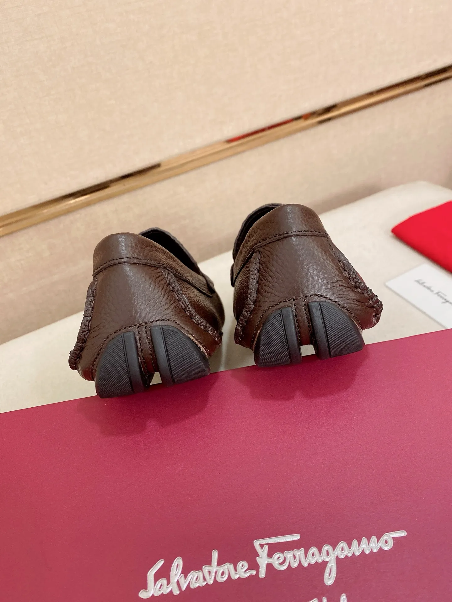 Men's shoes💰: 560💰High-end quality! Ferragamo🆕🆕Exclusive hot-selling products in stock🔥🔥New products on the shelves, high-quality Ferragamo men's pea shoes, high-end casual driving shoes, with complete packaging! 💪 💪 Material: imported first-layer pebbled cowhide 🐂 + imported high-quality water-dyed cowhide lining + wear-resistant outsole 👍🏻👍🏻 Features: high-end and comfortable, purely handmade 🚀 🚀 Create the perfect shoe that suits you best 🔥 🔥 Size: (38-44) 45 standard size can be customized!